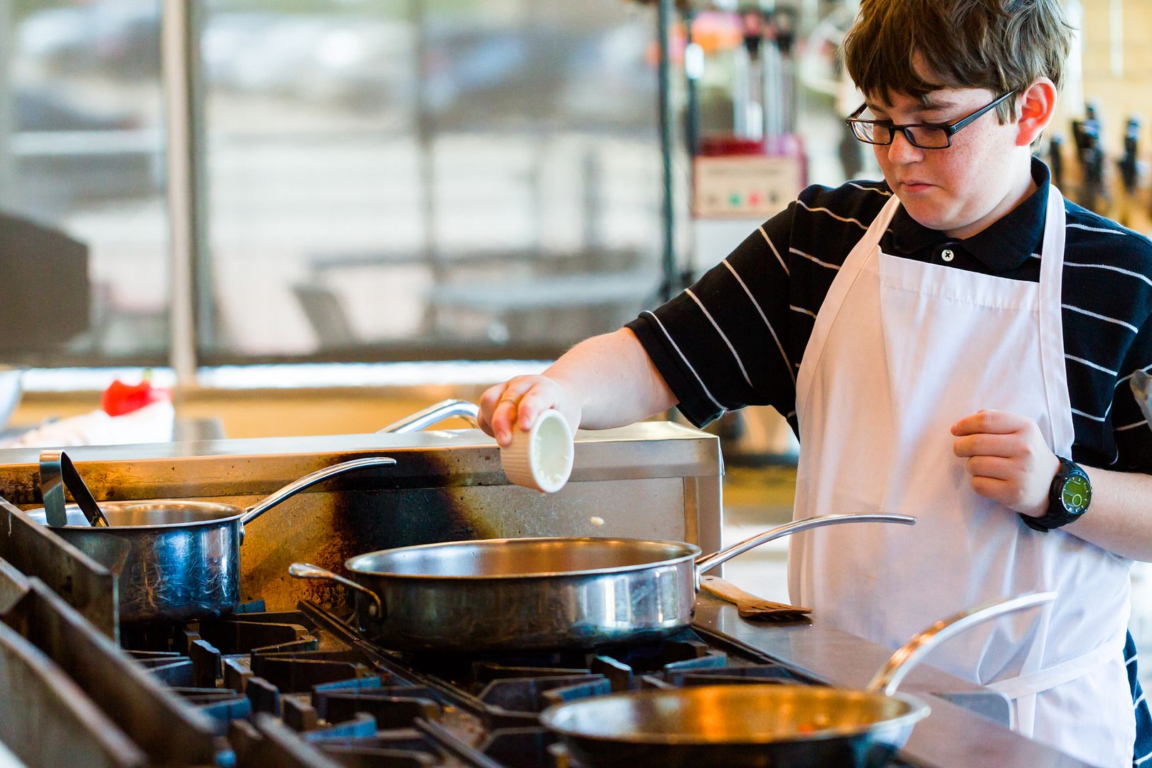 Guide to teaching kids to cook, by age: Tips on how to get kids started at the stove safely | Cool Mom Eats