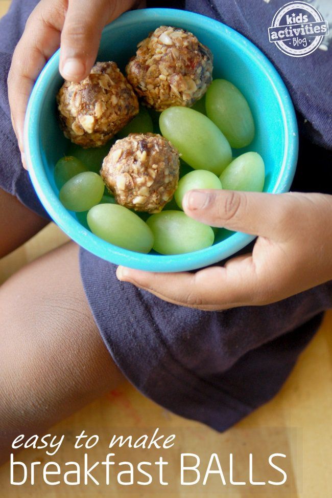 These easy to make Breakfast Balls are a healthy breakfast that kids can make themselves. Just measure, blend, roll and keep in the fridge for a great on-the-go morning bite | Kids Activities Blog