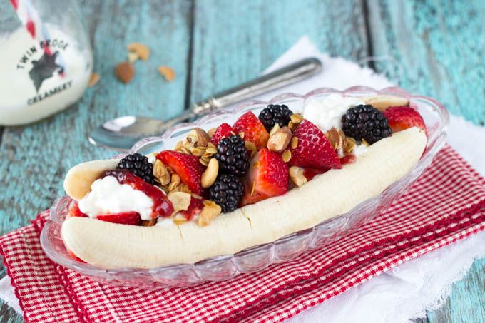 We love this healthy Breakfast Banana Split not just because it's tasty, but also because it's easy enough for kids to make themselves! | Simple Healthy Kitchen