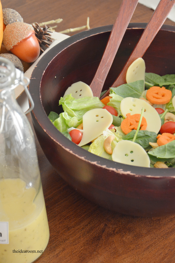 A easy Halloween dinner idea: Spooktacular Salad, garlic bread & soup ! | The Idea Room