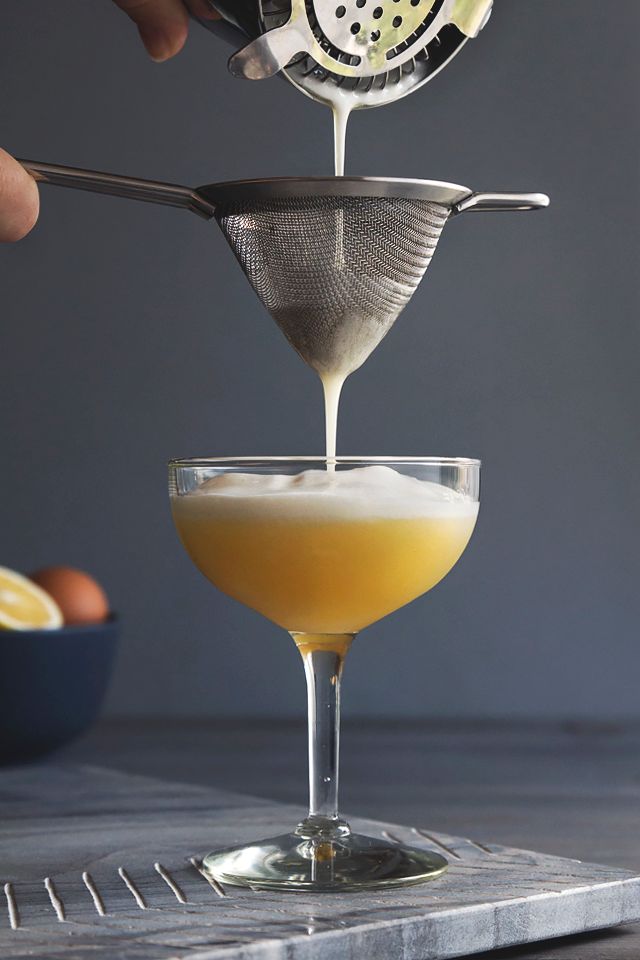 Use sweet maple syrup to give a modern twist to a classic cocktail: Maple Bacon Pisco Sour | Honestly Yum