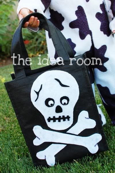 DIY skull and crossbone Halloween treat bags for kids using a reusable tote |Tutorial at The Idea Room