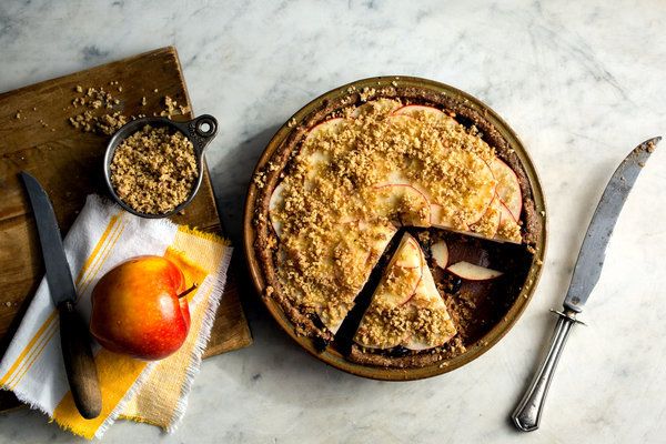 This crisp Raw Apple Pie is a quick and healthy version that means no guilt pie eating! | The New York Times