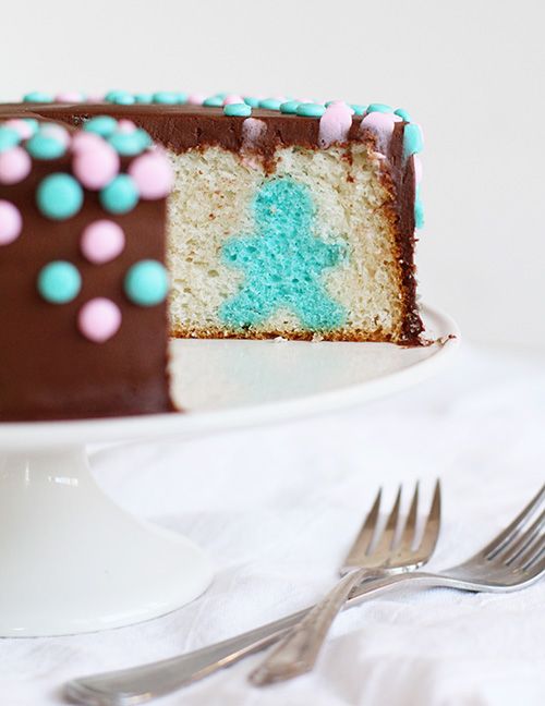 Modern gender reveal cake from i am baker. Cut a slice for a simple, cool surprise inside! 