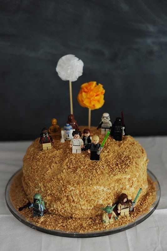 Rust & Sunshine's Star Wars LEGO minifigures cake for a Star Wars birthday party