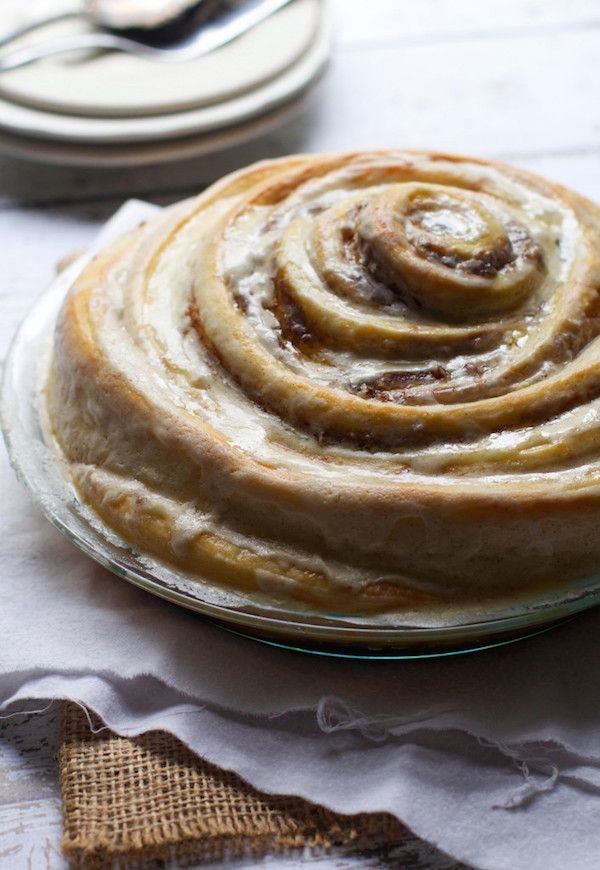 Does Cinnamon Roll Cake count as a kid-friendly #MeatlessMonday meal? It has no meat, so we think so. Yay for breakfast for dinner! | The Baker Chick