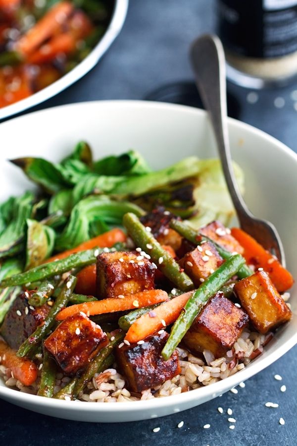 Ginger Stir Fry is a tsaty kid-friendly vegetarian option for #MeatlessMonday—even if they pull out the tofu | Little Spice Jar