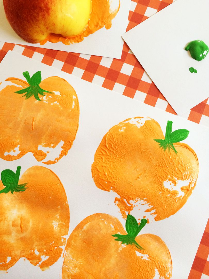 Easy Halloween crafts for preschoolers: DIY pumpkin stamps made from apples. Find the tutorial at Frugal Momeh