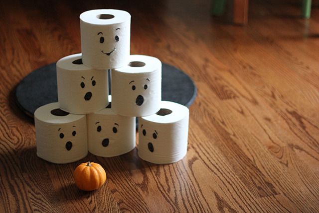 Easy Halloween crafts for preschoolers: Toilet paper ghost bowling with mini pumpkins at Pars Caeli 