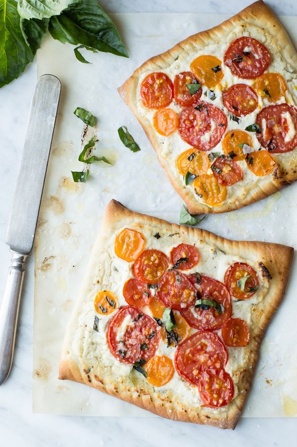 Heirloom Tomato Pizzas make a great kid-friendly vegetarian dinner for #MeatlessMondays | Superman Cooks