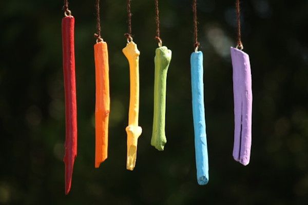 Fall nature crafts for preschoolers: Painted stick wind chimes DIY at Happy Hooligans