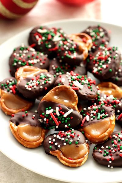 Easy Chocolate Caramel Pretzels make excellent treats for Santa–and all his helpers. | Crunchy Creamy Sweet 