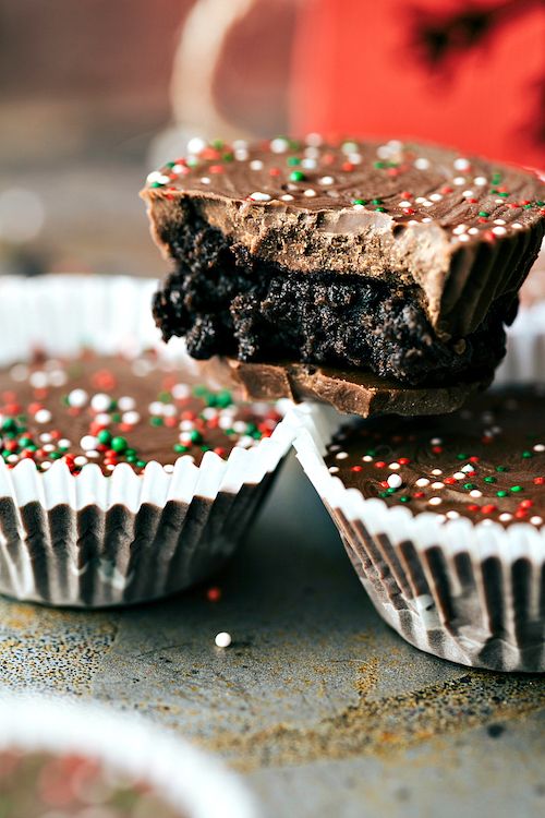 Break out some treats for Santa without even turning the oven on, starting with these Thin Mint Oreo Cups. | Chelsea Messy Apron