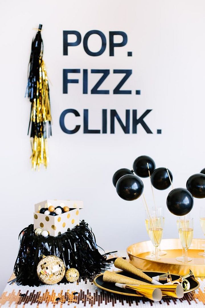 Free Pop Fizz Clink champagne bar printable for New Year's parties | Balloontime