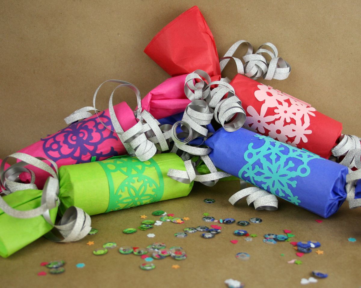 Tutorial to make your own DIY kid-friendly New Year's party crackers to fill with treats and confetti | Fiskars
