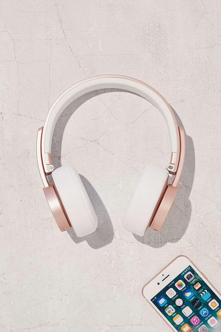 Stylish holiday tech gifts: Wireless Headphones | Holiday Tech Guide