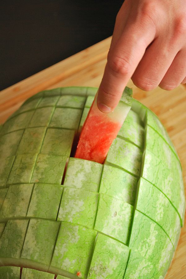 The easiest fast way to cut a watermelon, that also happens to be the most convenient! | Fooduzzi