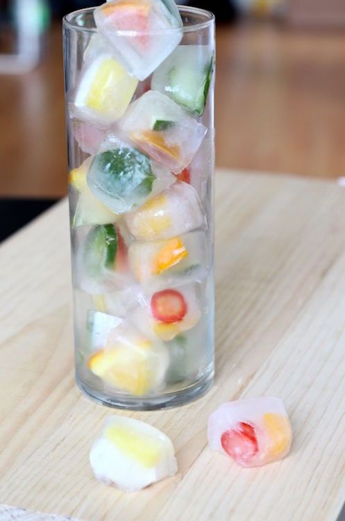 The best summer party hacks are ones that are stylish and practical. The DIY Flavoured Ice Cubes dress up drinks with both color and flavor. | The Girl On Bloor