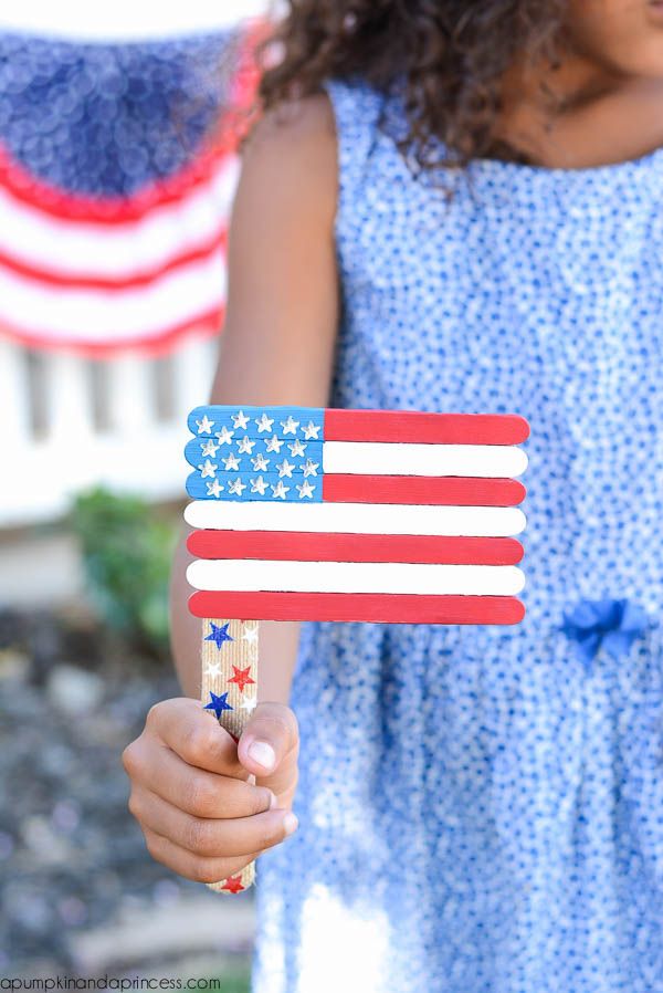Fun 4th of July crafts and activities | DIY popsicle stick flags at A Pumpkin and a Princess
