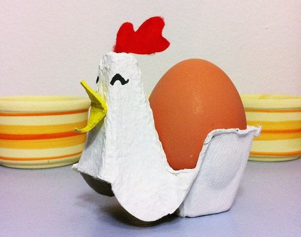Easy Easter crafts using household objects: Rooster egg holders at Tutéate y . . .