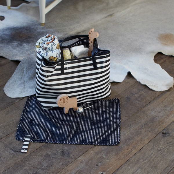 This fully insulated black-and-white tote diaper bag from Dwell and Thermos is so pretty and so practical.
