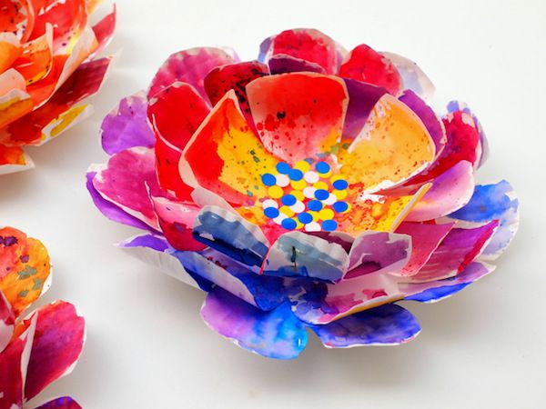 We can't wait to try this gorgeous paper plate flower craft at Pink Stripey Socks with our tweens. 