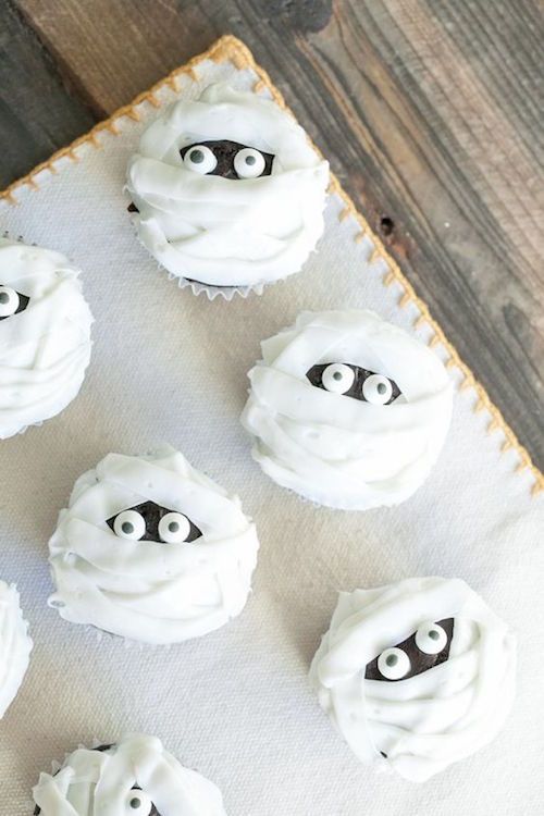 So easy to make either from scratch or with store bought cupcakes. Halloween dessert perfection! Mummy Cupcakes at Sugar and Charm