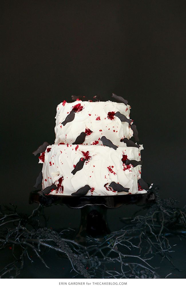 Ooh, this cake inspired by Hitchcock's The Birds is so creepy | via The Cake Blog