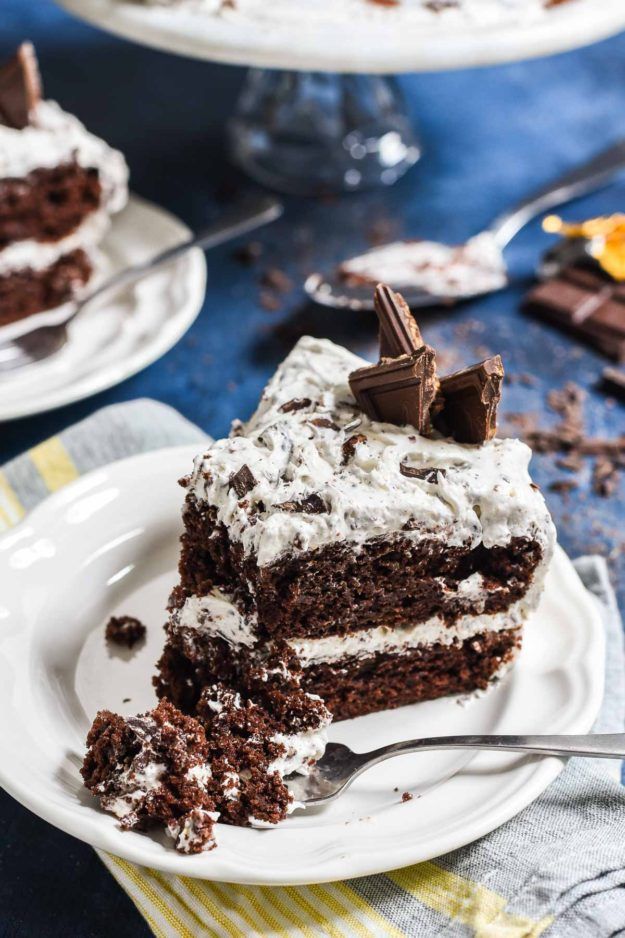 How to use your leftover Halloween candy: Make this yummy chocolate candy bar cake at Neighbor Food Blog