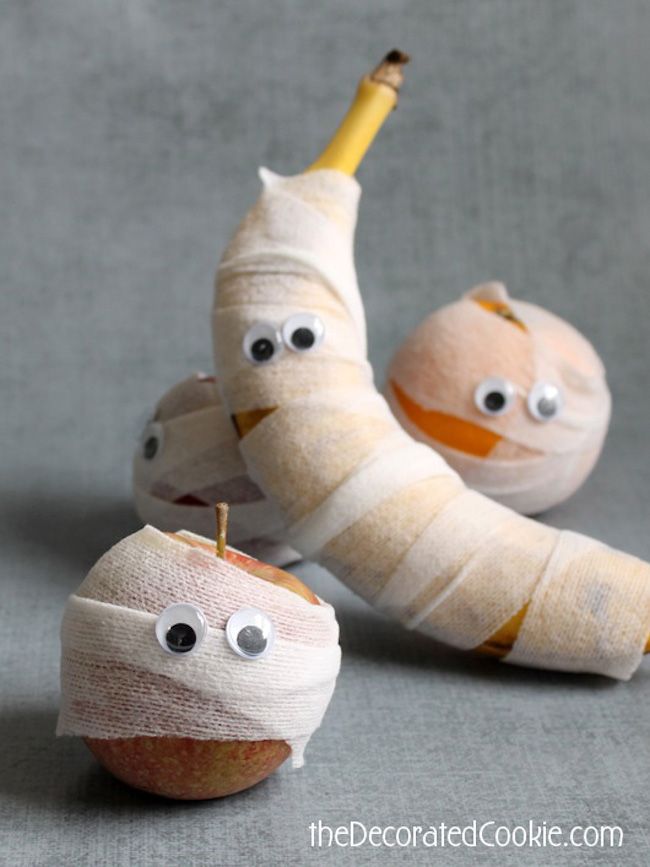 Easy Halloween school lunch ideas: Attack of the Mummy Fruit at The Decorated Cookie