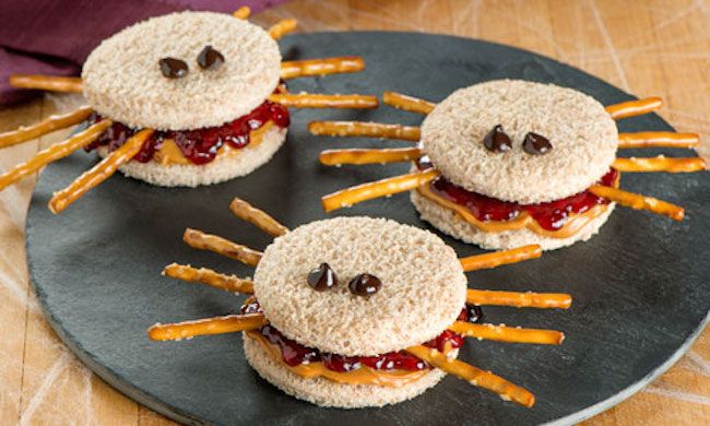 Easy Halloween school lunch ideas | PB&J spider sandwiches at Welches, and some non-peanut ideas too