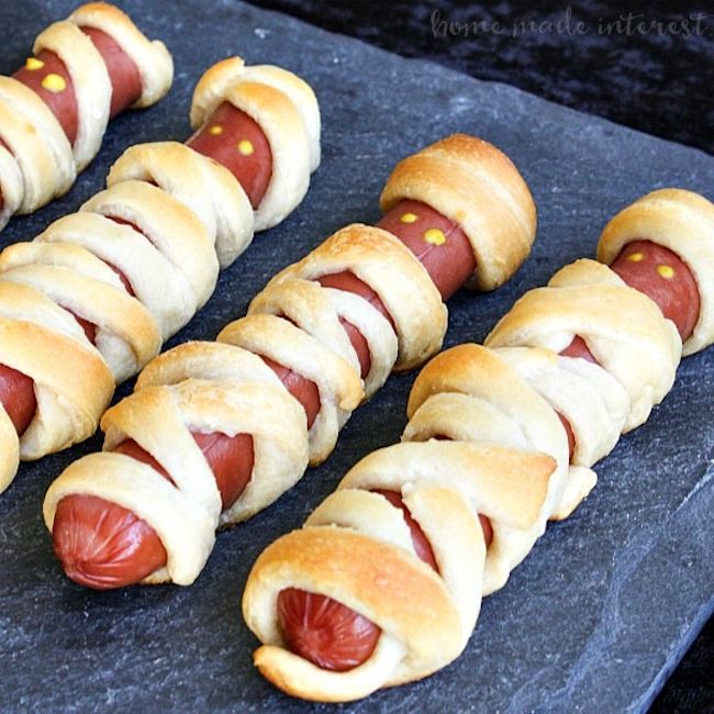 Easy Halloween school lunch ideas | make-ahead Mummy Dogs at Homemade Interest