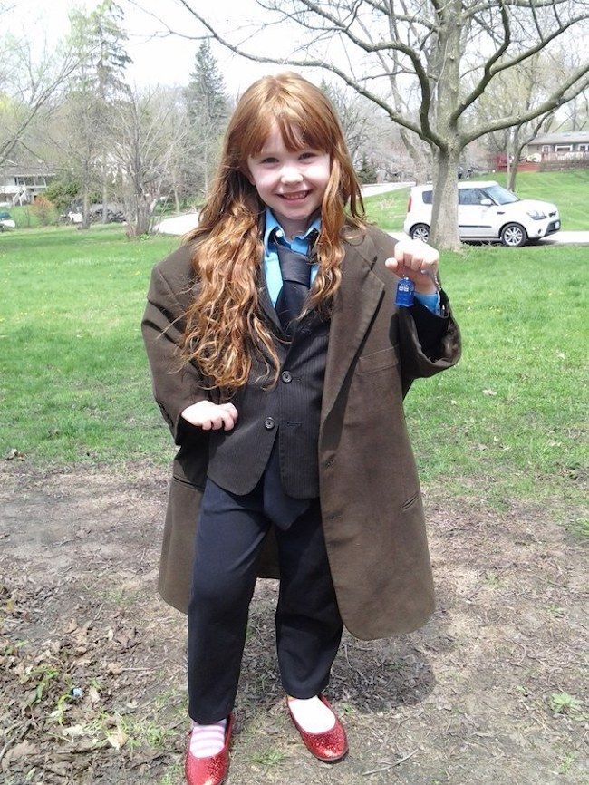 Easy last-minute Halloween costumes: Raid your closet to make this simple Doctor Who by Keelhaulrose2 on Buzzfeed.