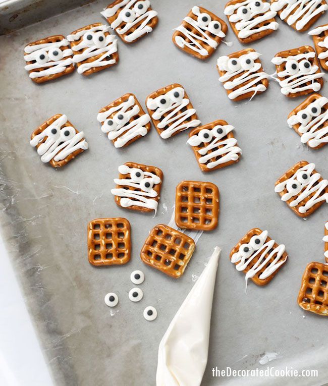 Non-scary Halloween crafts for kids: Mummy Pretzels at The Decorated Cookie