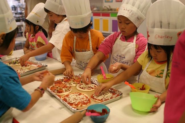 Easy last-minute party ideas: book a cooking class for your child and a few friends