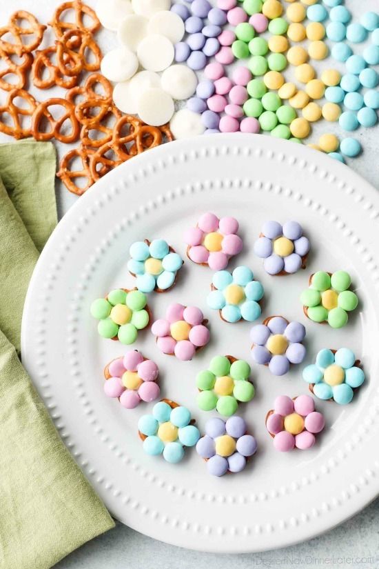 Cute and easy Easter treats kids can make themselves: Flower pretzel bites at Dessert Now Dinner Later