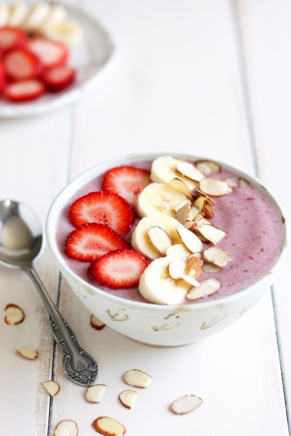 Easy brunch recipes kids can help with: Smoothie Bowls at Wild Wild Whisk