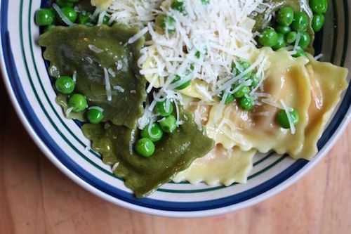 Easy, super fast pasta recipes: Ravioli with Peas and Garlic at Seek Satiation