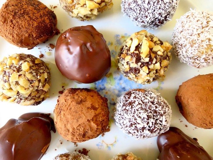 Homemade Mother's Day food gift ideas: Cake Balls at What Sarah Bakes