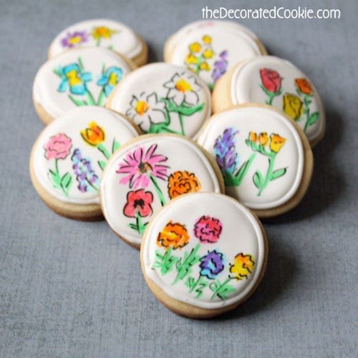Homemade Mother's Day food gift ideas: Hand drawn flower cookies at The Decorated Cookie