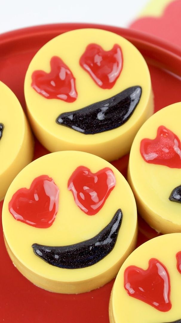 Valentine's Day classroom treats: Emoji Oreos at Dorky's Deals