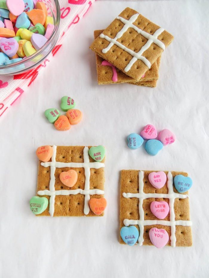 Valentine's Day classroom treats: Tic Tac Toe graham crackers at Sippy Cup Mom