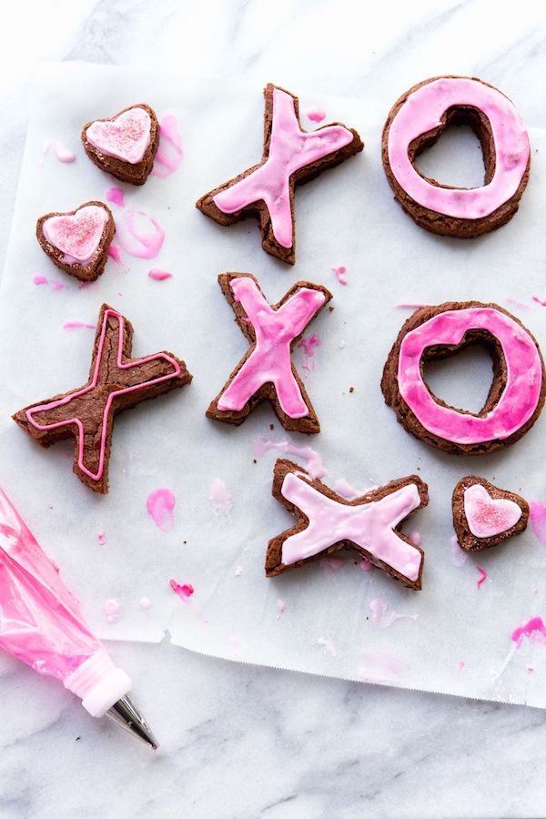 Easy Valentine's Day treats for the classroom: X & O Brownies | Camille Styles