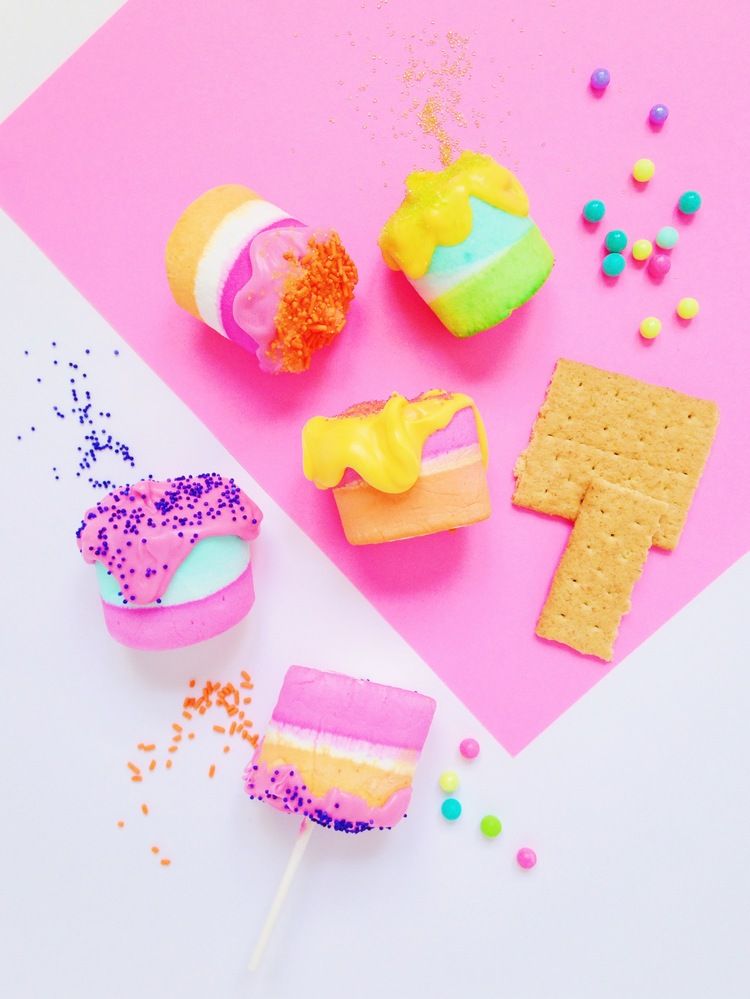 Easy unicorn party recipes: DIY Technicolor S'mores at Violet Tinder Studios 