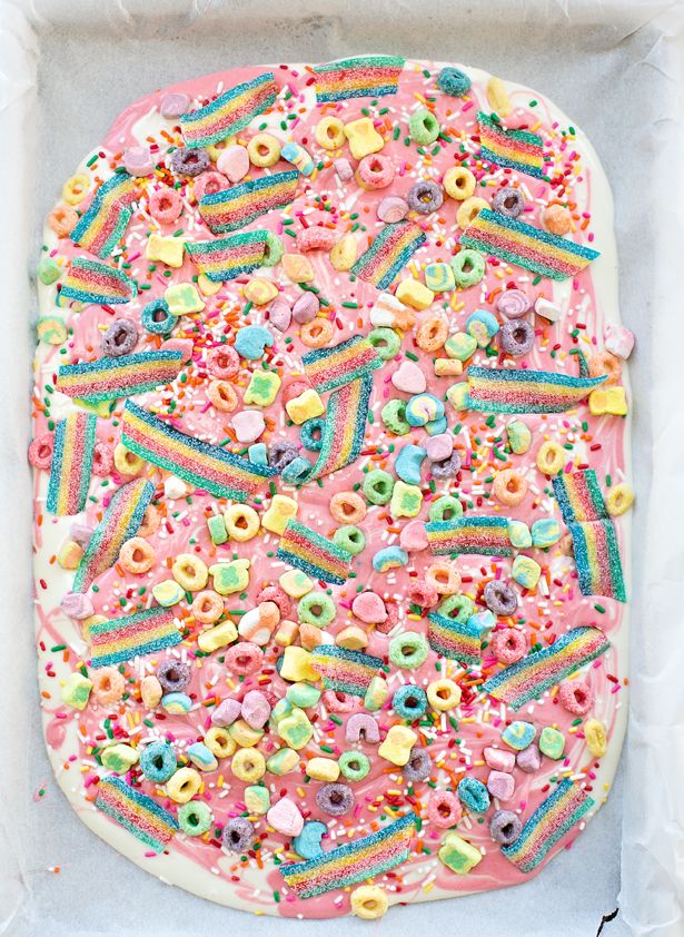 Easy unicorn party recipes: Unicorn Candy Bark at Hello, Wonderful 