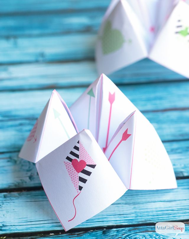 Free printable Valentines for the classroom: cootie catcher fortune tellers from Atta Girl Says.