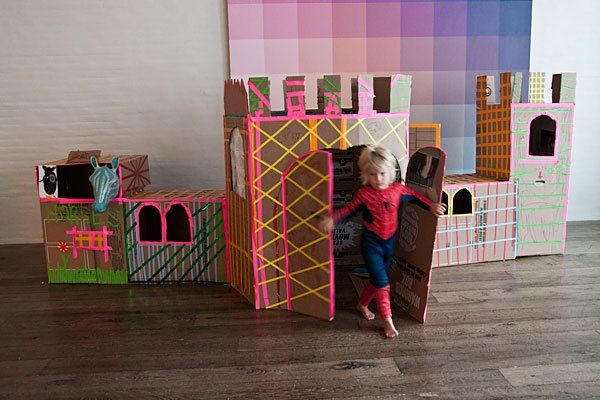 Basic boxes turn into the coolest indoor playhouses for kids, as Built By Kids shows us. 