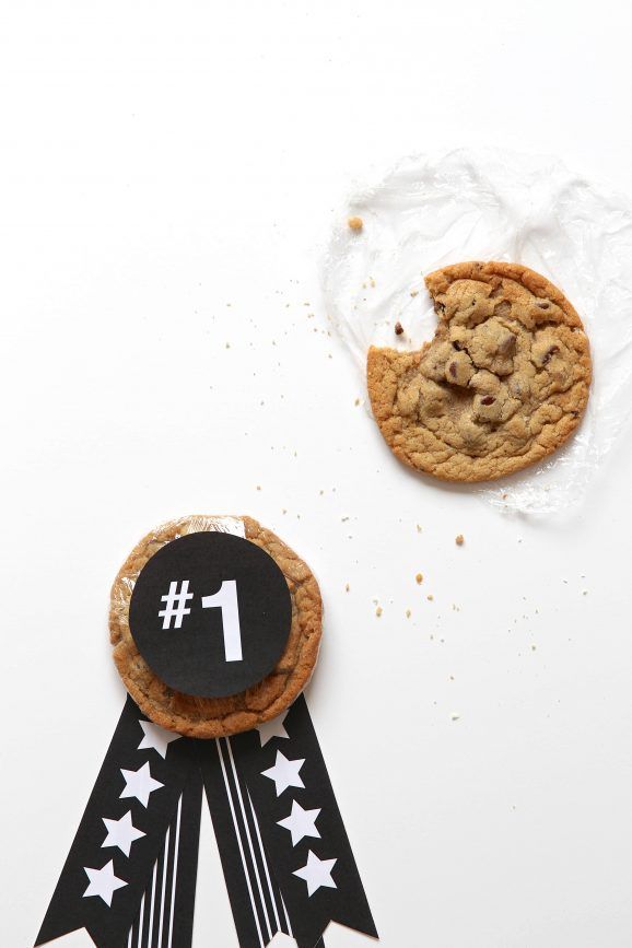 Father's Day food gifts that the kids can help make: Cookie Medal at Paging Supermom