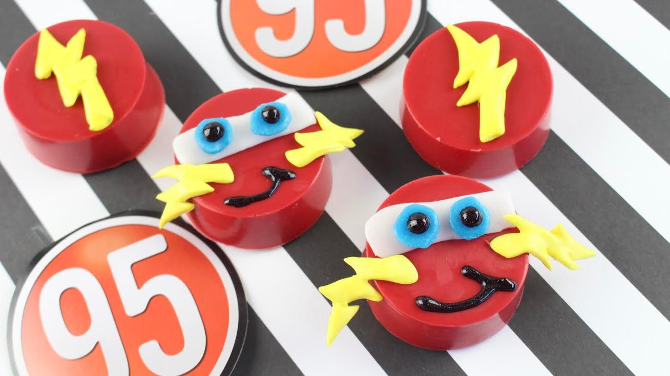 Who else can't wait to see the Disney Cars 3 movie? We're celebrating with these Disney Cars party treats including easy Lightning McQueen Oreos at The Mommyhood Chronicles