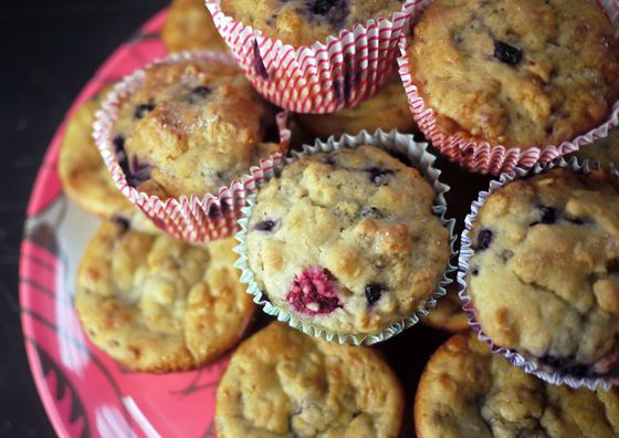 kotitekoiset limonadikojun välipalat: Very Berry-Kauramuffinit | One Hungry Mama